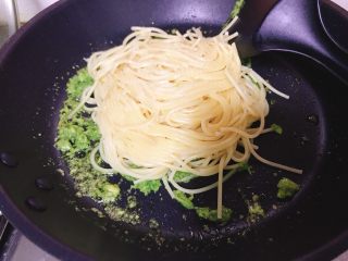 12、牛油果意大利面(简单版),倒入意大利面