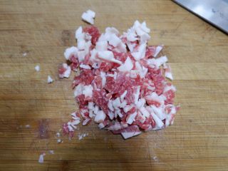 1、鲜肉酥皮月饼,五花肉剁碎。