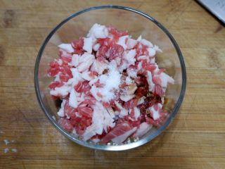 2、鲜肉酥皮月饼,姜沫、葱、料酒、黑胡椒粉、糖、老抽搅拌均匀。