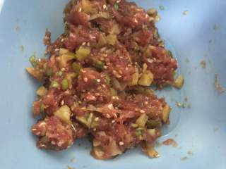 3、鲜肉酥皮月饼,然后加入，榨菜碎、熟白芝麻拌匀做成馅料备用。