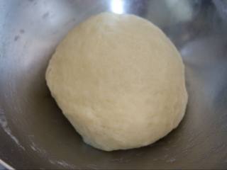 4、鲜肉酥皮月饼,油皮材料混合揉成团（一定是沸水，这样才能达到烫面的效果，）