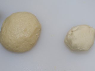 5、鲜肉酥皮月饼,油酥材料混合揉成团