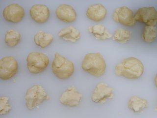 6、鲜肉酥皮月饼,油皮平均分成12个，20g每个 油酥平均分成12个，10g每个