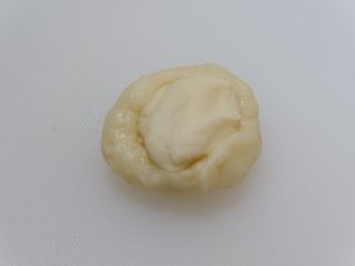 7、鲜肉酥皮月饼,取一块油皮包入油酥收口