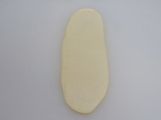 9、鲜肉酥皮月饼,从第一个开始，取一个面团擀成牛舌状