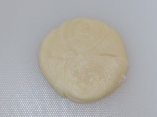 15、鲜肉酥皮月饼,用掌心压扁，把最外面一圈擀的薄一点