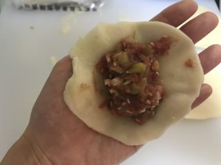 16、鲜肉酥皮月饼,取适量馅料包入，收紧口