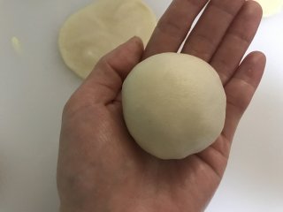 17、鲜肉酥皮月饼,做好收口向下放入烤盘