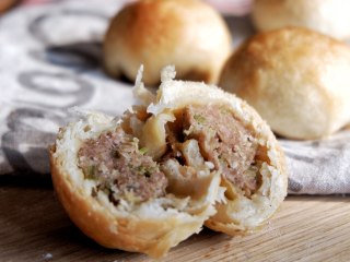 19、鲜肉酥皮月饼,取出放置室温，掰开一个，来一口！！！