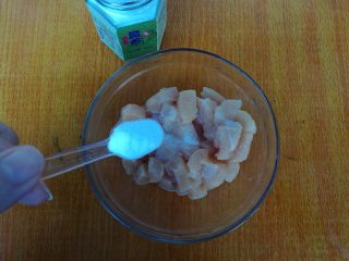 2、果干鸡肉披萨,揉面期间准备材料，鸡肉切丁，加入盐，再加入一勺昆布粉（没有可不加）。