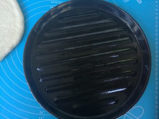 9、果干鸡肉披萨,披萨盘刷一层油。