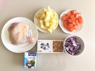 1、吃鸡+泰式椰香咖喱鸡,准备好食材，鸡腿泡清水，泡去血水