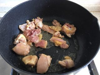 3、吃鸡+泰式椰香咖喱鸡,锅内加入食用油，开中火，倒入鸡块翻炒
