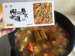 6、吃鸡+泰式椰香咖喱鸡,倒入能没过食材的清水，加入椰风泰式咖喱块3小块