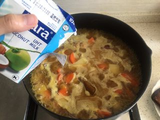 7、吃鸡+泰式椰香咖喱鸡,咖喱块融化以后，倒入适量椰浆，搅拌均匀