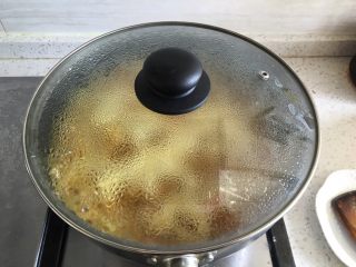 8、吃鸡+泰式椰香咖喱鸡,盖上盖子煮到咖喱汁浓稠，土豆软烂即可出锅