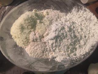 1、港式奶黄月饼,将奶粉20g、吉士粉10g、玉米淀粉43g、面粉160g称重混合