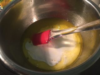 2、港式奶黄月饼,饼皮：提前把黄油60g融化，加入盐1g、白砂糖40g、炼乳25g、淡奶油45g、浓椰浆45g拌匀