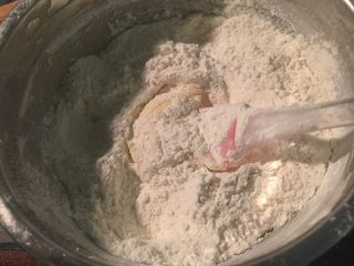 3、港式奶黄月饼,筛入混合粉类