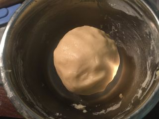 4、港式奶黄月饼,揉成面团