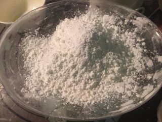6、港式奶黄月饼,奶黄馅：将奶粉50g、吉士粉30g 、玉米淀粉75g 称重混合