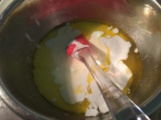 7、港式奶黄月饼,提前融化黄油80g 加入盐1g、白砂糖50g、炼乳50g 、淡奶油90g 、浓椰浆90g 、倒入盆中搅拌均匀