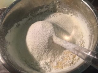 8、港式奶黄月饼,再把粉类筛入