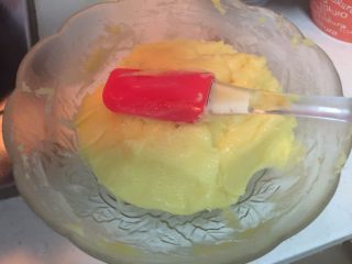 11、港式奶黄月饼,每次加热后取出，搅拌均匀再加热下一次，直到呈细腻浓稠状不挂壁即可的状态