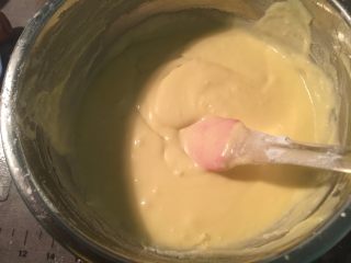 9、港式奶黄月饼,搅拌均匀