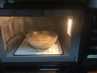 10、港式奶黄月饼,上蒸锅中小火蒸20分钟左右，期间每隔5分钟将奶黄馅拿出来搅拌均匀，或者用微波炉加热，我用微波炉叮了4次，每次50秒