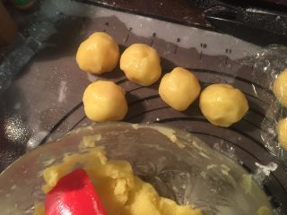 12、港式奶黄月饼,放凉后揉成一个个28g的圆子，盖好保鲜膜冷藏备用