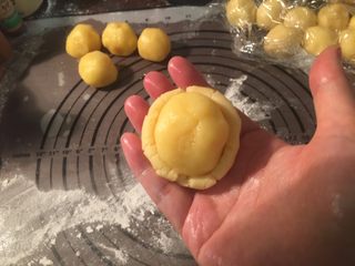 13、港式奶黄月饼,包月饼：取一块饼皮压扁，将一个奶黄馅放在饼皮正中间