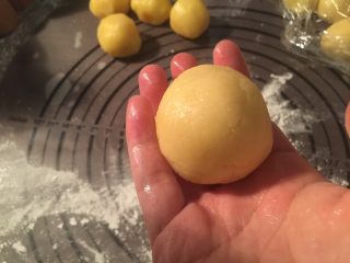 14、港式奶黄月饼,用虎口将饼皮握住往里收，捏紧收口。搓成圆形，收口朝下