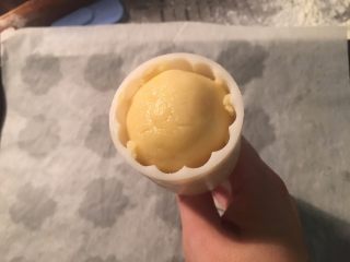 15、港式奶黄月饼,放入月饼模具中，可以用一些玉米淀粉防粘