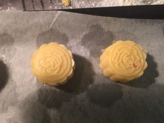 16、港式奶黄月饼,压成形，直接压在烤盘上，表面喷水防干