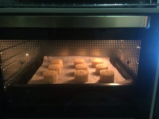 17、港式奶黄月饼,烤箱预热，上管200度，下管180度，烤7分钟左右后取出