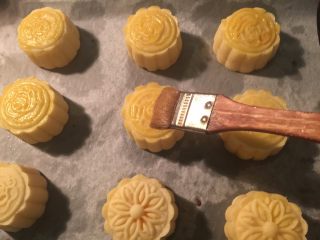 18、港式奶黄月饼,在表皮刷上一层蛋黄液