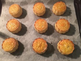 19、港式奶黄月饼,再入烤箱烤10-15分钟至上色即可