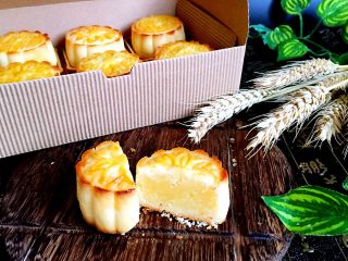 20、港式奶黄月饼,成品图