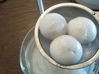 10、桂花汤圆,然后放入碗中。
