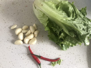 1、蒜蓉生菜,准备食材备用，大蒜剥皮