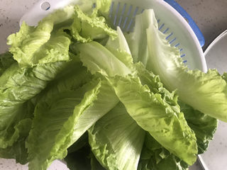 2、蒜蓉生菜,生菜一叶一叶掰下来