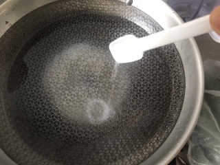 4、蒜蓉生菜,锅中烧水加入适量的盐