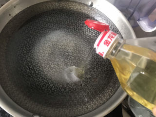 5、蒜蓉生菜,加入适量的油