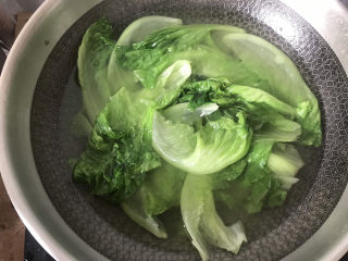 6、蒜蓉生菜,水开下入生菜焯水30秒