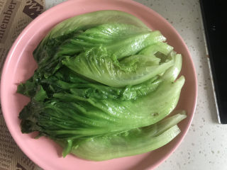 7、蒜蓉生菜,捞出摆入盘中