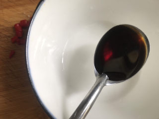 8、蒜蓉生菜,再来调料汁，碗中加入一勺生抽