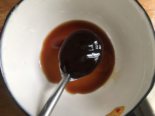 9、蒜蓉生菜,加入一勺蚝油