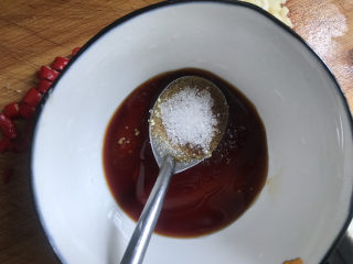 11、蒜蓉生菜,加入半勺白糖