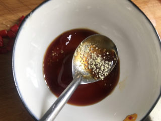 10、蒜蓉生菜,加入少许鸡精